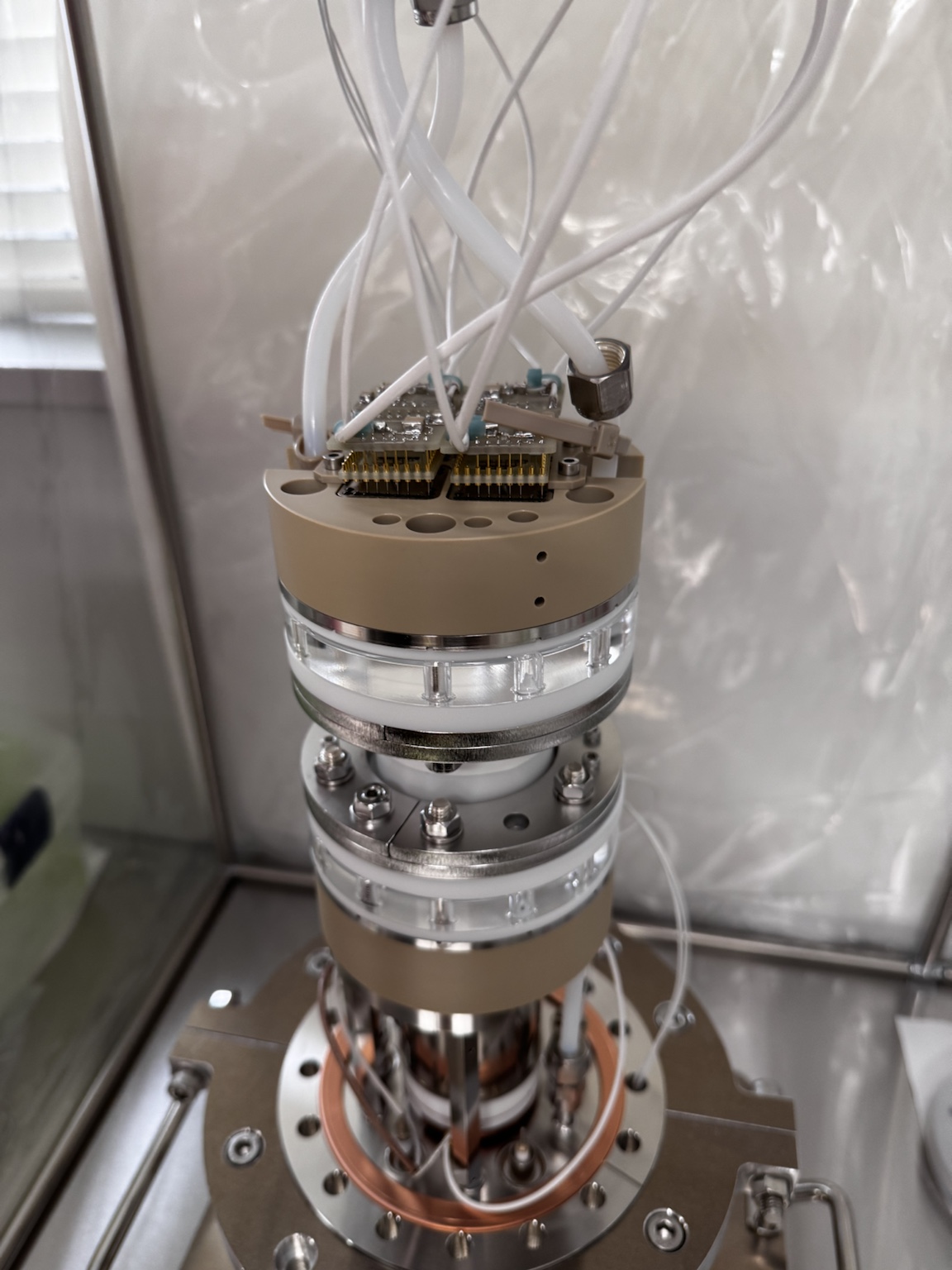 Hermetic liquid xenon detector